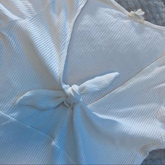 🌿3/$20 ⋆ GARAGE ⋆ Tie-Front Tee - Picture 4 of 4